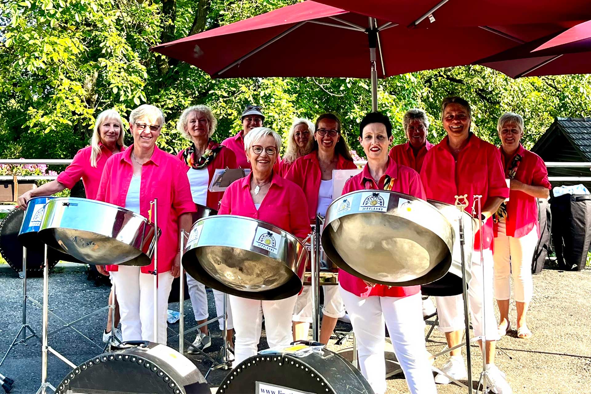 Lipsticks – Steelband auf der Bühne am Zufikerfäscht