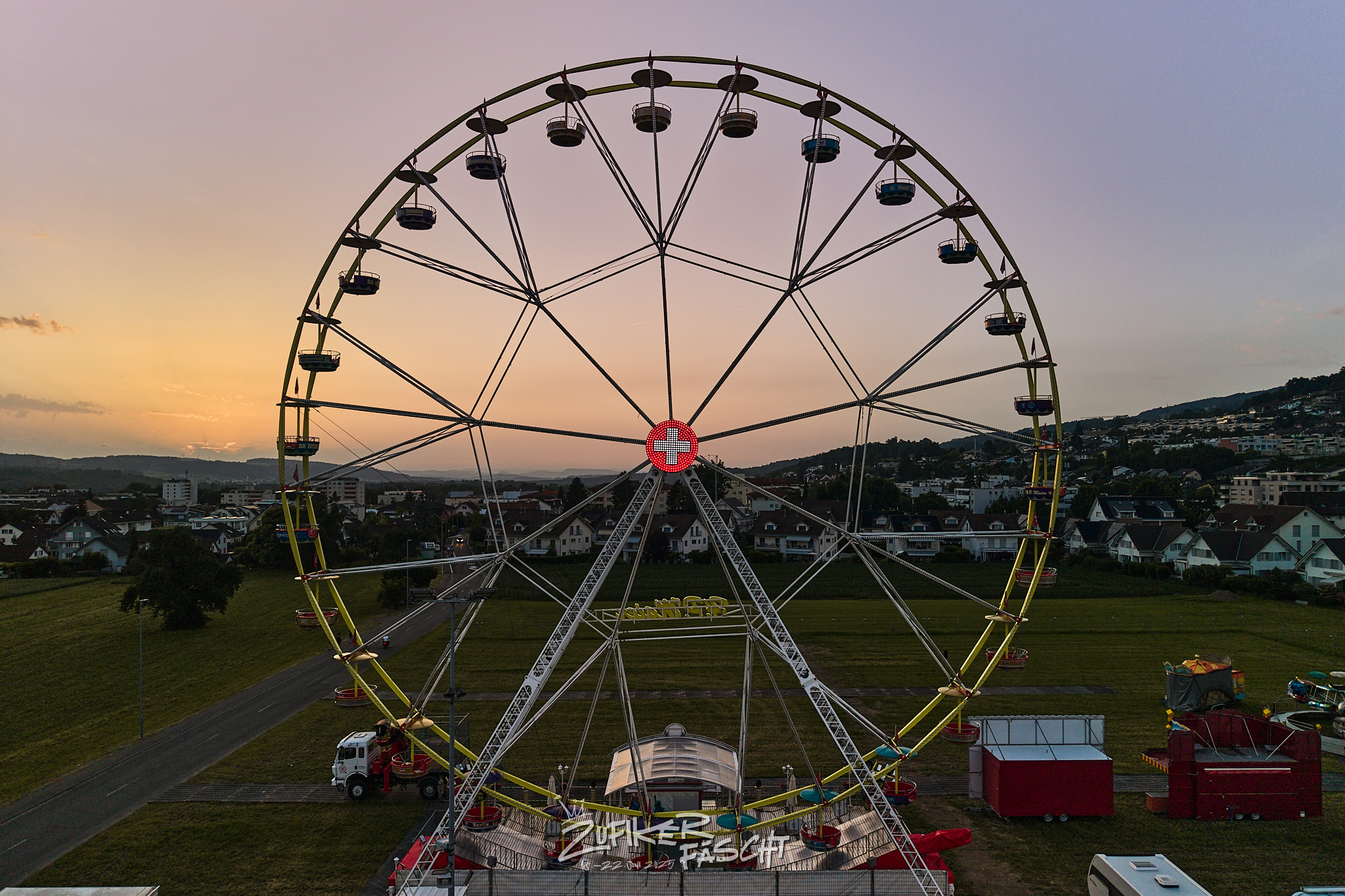 Noch leuchtet nicht alles am Riesenrad